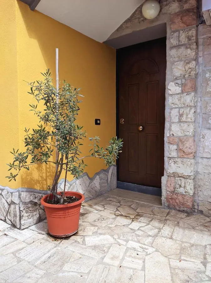 La Casetta Gialla Rome Apartment